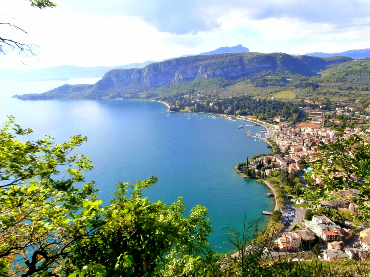 Il golfo di Bardolino visto dalla Rocca del Garda
