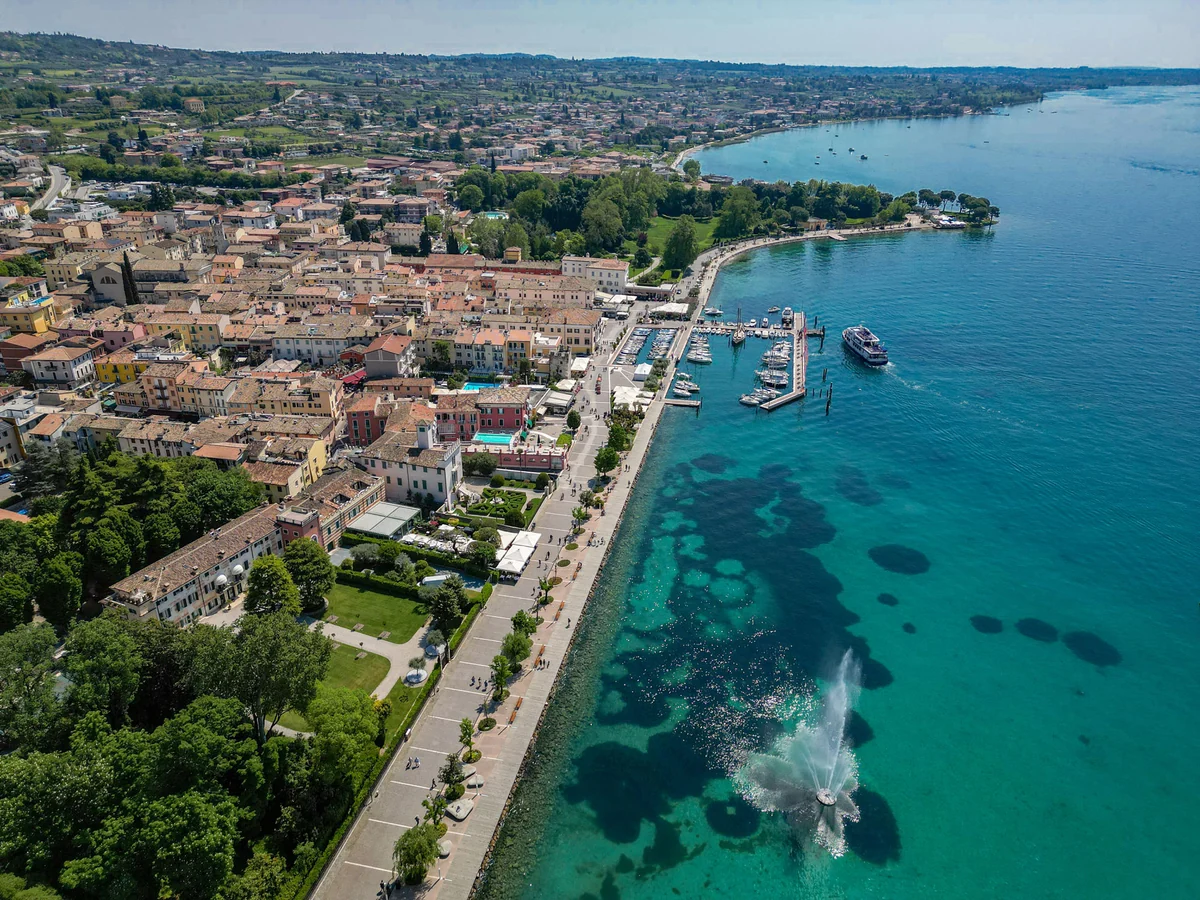 Bardolino vista dall'alto: il lungolago, il porto e la baia del Lago di Garda
